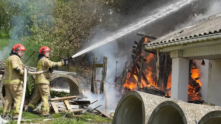 Két ember sérült meg egy tűzben Ungváron. Fotó: DSZNSZ
