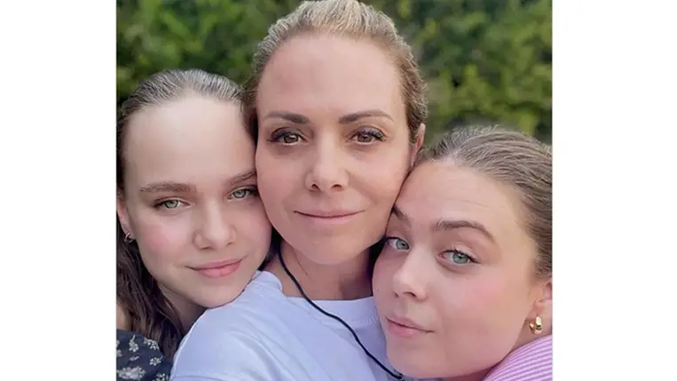 Kinizsi Ottó és Deutsch Anita lányai gyönyörűek: Emma 19, Hanni 14 éves