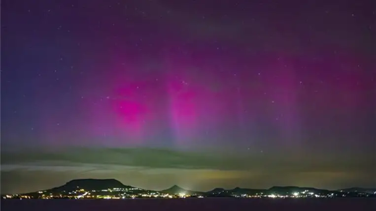 Fonyód, 2024. május 11. Sarki fény (aurora borealis) látható az északi égbolton a Balaton felett a fonyódi magaspart felől fényképezve 2024. május 10-én este. MTI/Varga György