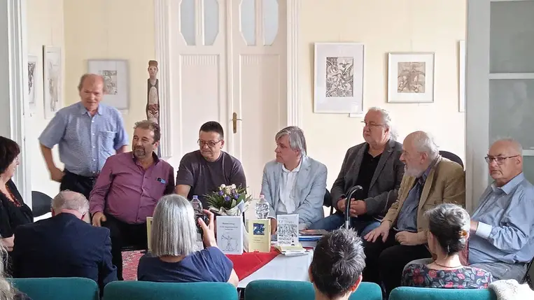 Bábel csendje a Magyar Újságírók Közössége székházában