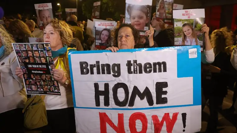  A Gázai övezetet irányító Hamász palesztin iszlamista szervezet által túszként fogva tartott izraeli gyerekek szabadon bocsátását kövelik tüntetők az UNICEF tel-avivi székháza előtt 2023. november 20-án (Fotó: MTI/EPA/Abir Szultan)