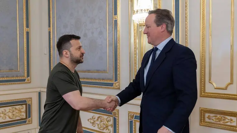  Volodimir Zelenszkij ukrán államfő fogadja David Cameron brit külügyminisztert Kijevben (Fotó: MTI/EPA/Ukrán elnöki sajtószolgálat)