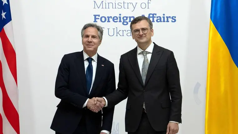  Antony Blinken amerikai és Dmitro Kuleba ukrán külügyminiszter a kijevi megbeszélései utáni sajtóértekezlet végén, 2024. május 15-én. (Fotó: MTI/EPA)