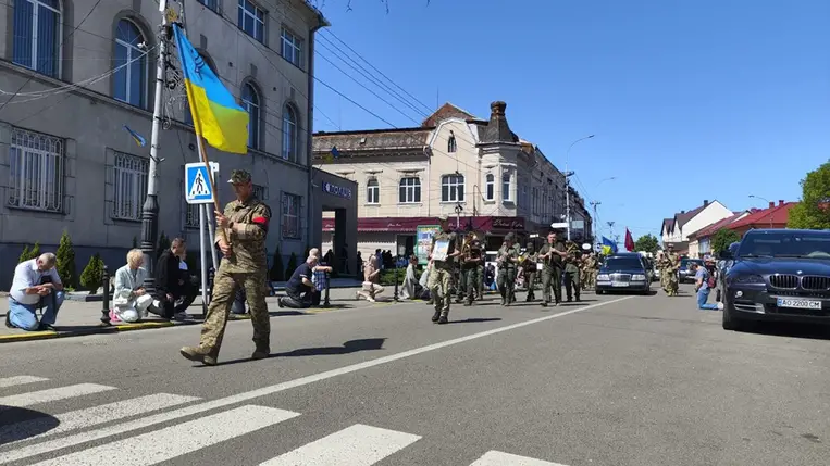 Kárpátalján április 30-án Técső városa utolsó útjára kísérte a 25 éves Vitalij Pavljukot, az orosz-ukrán háborúban elesett katonát. Fotó. Técsői kistérség