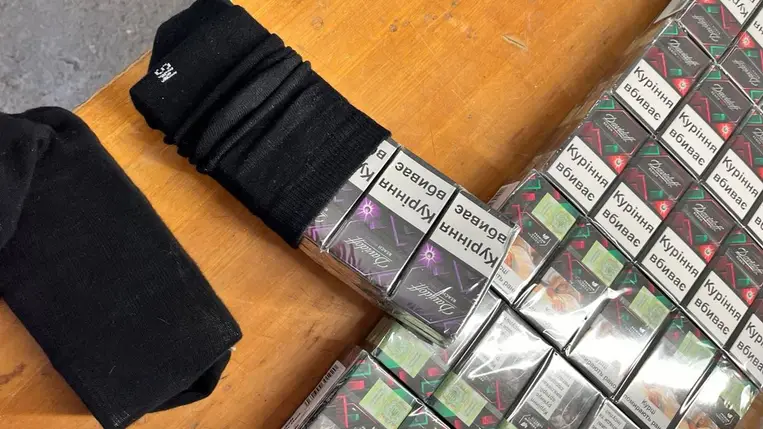 Zokniba rejtett el 350 doboz cigarettát Kárpátalján. Fotó: Kárpátaljai Vámhivatal