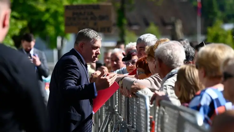 Robert Fico szlovák miniszterelnök támogatóival találkozik a kormány kihelyezett ülését követően a Pozsonytól mintegy 150 kilométerre, északkeletre fekvő Nyitrabányán (Handlova) 2024. május 15-én Fotó: Radovan Stoklasa / Forrás: MTI/AP/TASR Slovakia