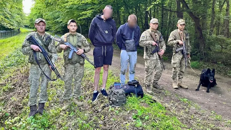 Figyelmeztető lövések leadásával állítottak meg két férfit a zöldhatáron Kárpátalján. Fotó: Ukrán Állami Határőrszolgálat