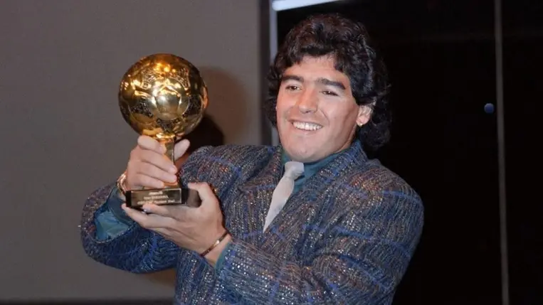 El akarják árverezni Diego Maradona rejtélyesen eltűnt Aranylabdáját, az örökösök pert indítanak