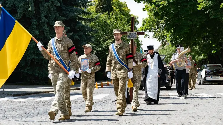 Ungváron végső búcsút vettek a harcokban elesett Viktor Illartól. Fotó: Ungvári Városi Tanács Facebook-oldala