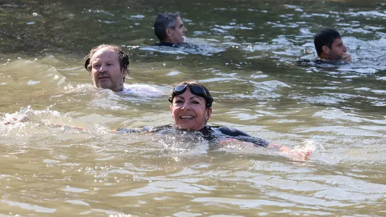  Anne Hidalgo párizsi főpolgármester úszik a Szajnában a folyó fővárosi szakaszán 2024. július 17-én (Fotó: MTI/AP/Michel Euler)