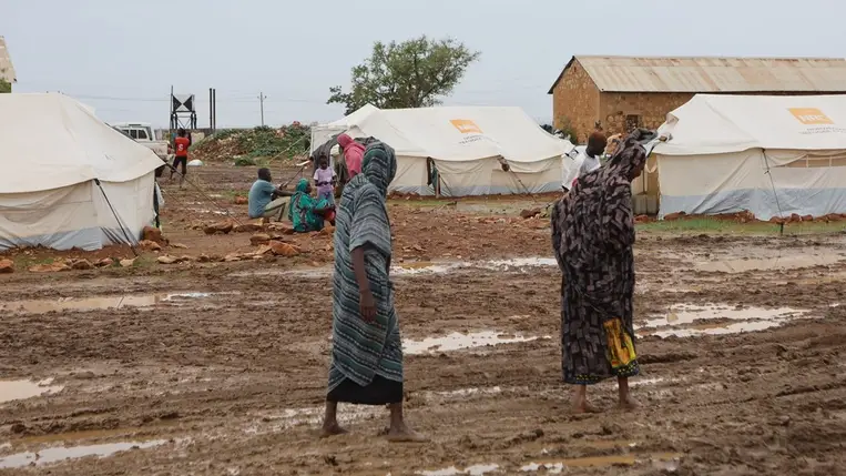 Emberek sétálnak az ENSZ sátrai mellett a kelet-szudáni Sennar állam Sinja városában, a környéken zajló harcok miatt kitelepítettek táborában, 2024. július 24-én. (Fotó: EPA/STR)