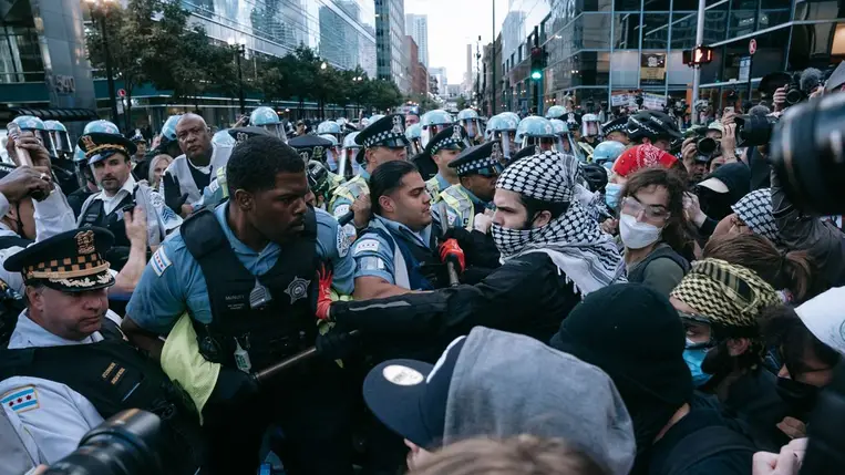 Chicagói rendőrök szembeszállnak az Izrael gázai katonai akciói elleni tiltakozásra összegyűlt emberekkel az izraeli konzulátus előtt (Fotó: EPA/Olga Fedorova)