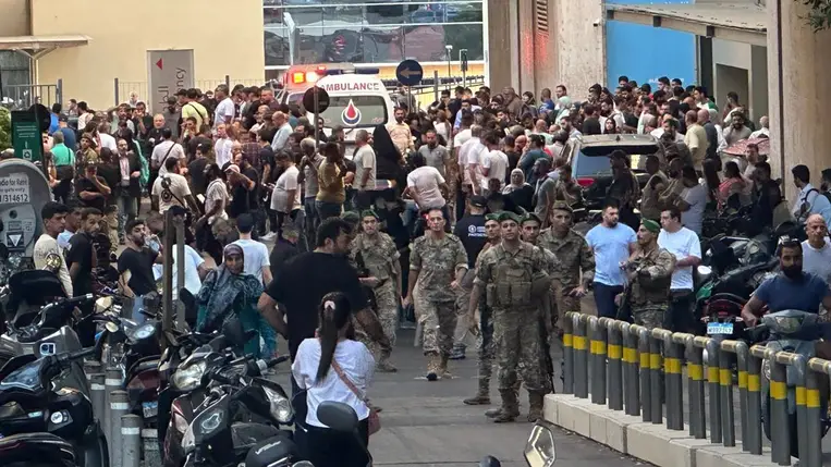 Libanoni katonák és a Hezbollah tagjai gyülekeznek egy kórház előtt, ahová sérülteket szállítottak, miután a dél-libanoni Bejrútban, a Hezbollah tagjainak vezeték nélküli eszközeit érintő incidens történt (Fotó: EPA/Wael Hamzehö)