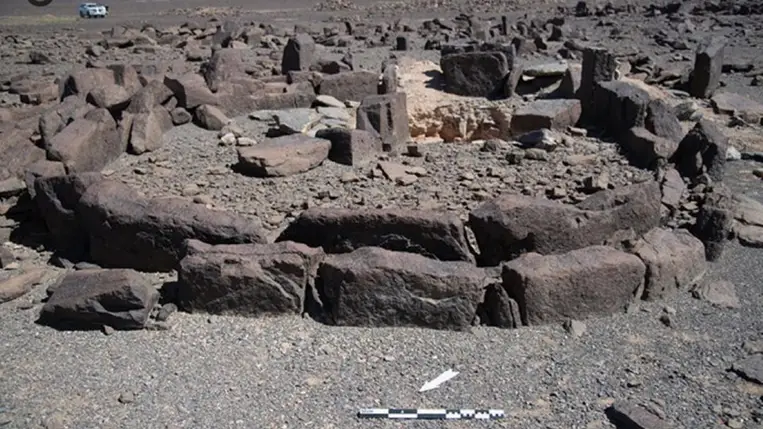 Neolitikus otthonok: Egy álló kőkör függőleges kőfalakkal. Fotó: Biblical Archeological Society