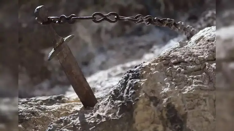 Nyoma veszett a franciák legendás kardjának