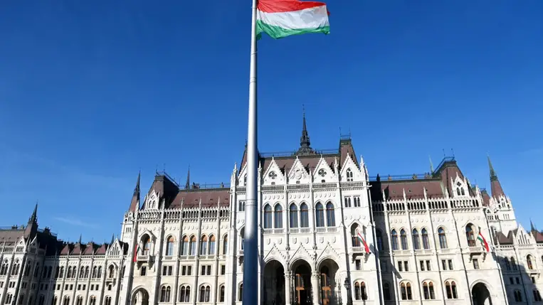 Október 23. – Felvonták a nemzeti lobogót az Országház előtt