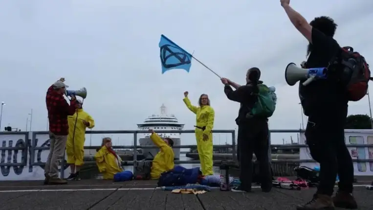 Kikötőzsiliphez láncolták magukat az óceánjáró-turizmus ellen tiltakozó klímaaktivisták Hollandiában. Fotó: Extinction Rebellion NL