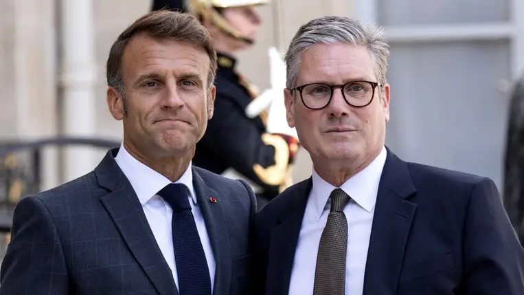  Emmanuel Macron francia elnök Keir Starmer brit miniszterelnököt fogadja a párizsi államfői rezidencián (Fotó: MTI/EPA/Andre Pain)