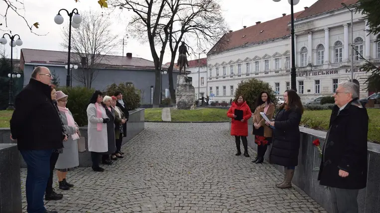 Emléktábla és újabb rózsahölgyek avatása Beregszászban - Akit szeretünk, azt nem felejtjük. Fotó: Kárpátinfó/ Kovács Erzsébet