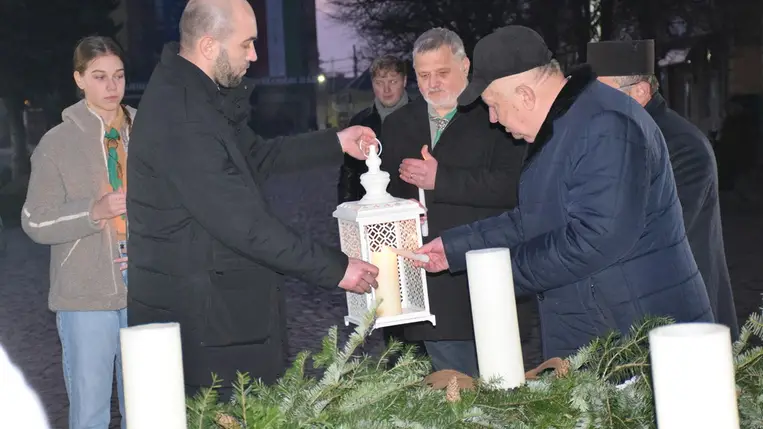 Beregszászban is fellobban az öröm gyertyájának lángja - Közös kántálás és a betlehemi békeláng átadása. Fotó: Kárpátinfó/ Kovács Erzsébet