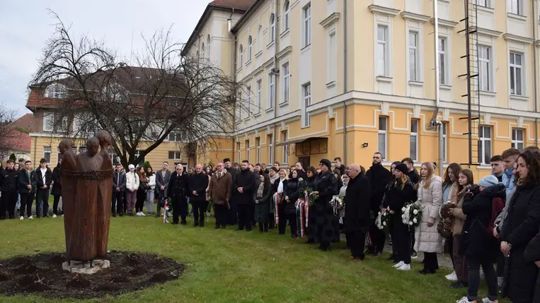 A málenykij robot áldozataira emlékeztek Beregszászon - Főhajtás imával, névsorolvasással, gyertyás felvonulással. Fotó: Kárpátinfó/ Kovács Elemér