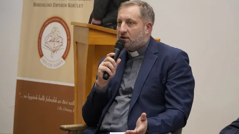 Könyvbemutató az Ortutay Elemér Görögkatolikus Központban - Katakombaszolgálat Kárpátalján. Fotó: Kárpátinfó/ Kovács Erzsébet