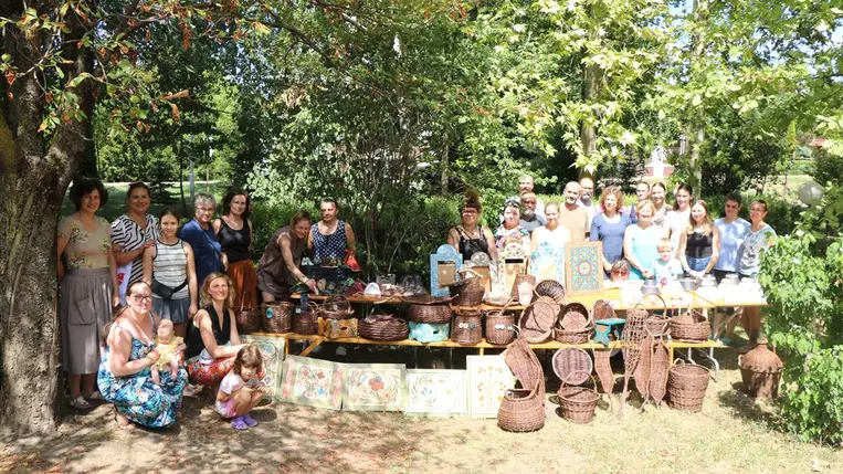 Az alkotás öröme a hagyományőrzés segítségével - III. Népi kézműves tábor a vajdasági Tóthfaluban. Fotó: Hagyományok Háza