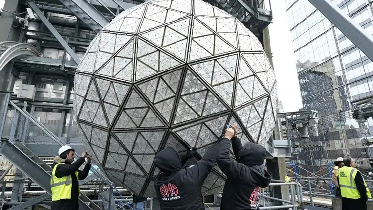 A Times Square szilveszteri kristálygömbje már felkészült az újévre. Fotó: AFP