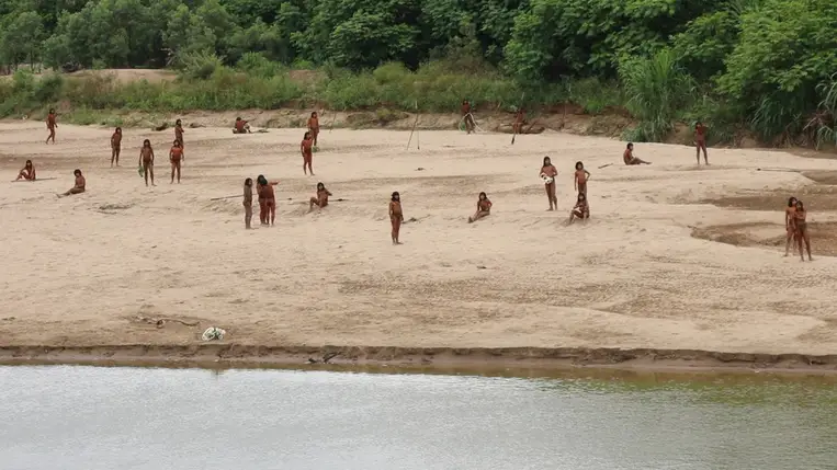 A Mashco Piro őslakos közösség tagjai a Las Piedras folyó partján, Monte Salvadóban, a perui Madre de Dios tartományban 2024. június 27-én. Fotó: Survival International / Handout / Reuters)