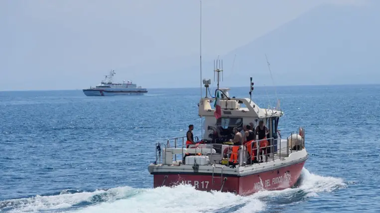 Egy búvárcsapat elhagyja a kikötőt a mentés helyszínére tartva, miután bejelentették, hogy a keresési és mentési művelet ötödik napján egy hatodik holttestet is találtak, 2024. augusztus 23. Fotó: Jonathan Brady - PA Images / Getty Images Hungary