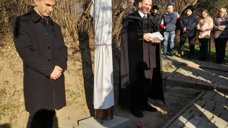 Kopjafaavatás Kígyóson