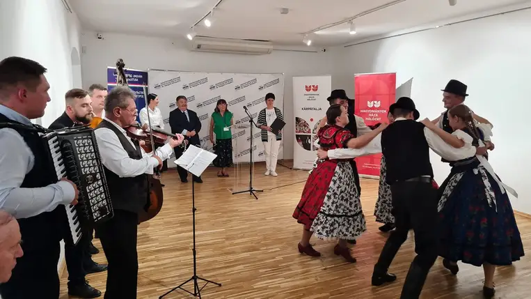 Kiállítás Ungváron - Múlt és jelen a viseletekben