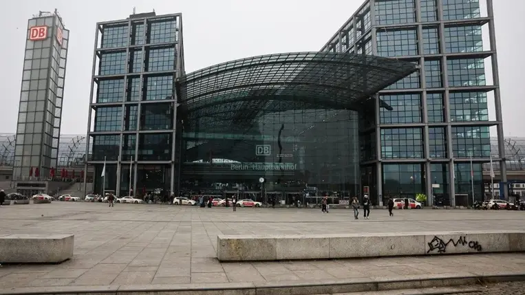 A fontos csomópontokra kiemelten figyelnek a terrorelhárítás szakemberei / Fotó: Jakub Porzycki / AFP