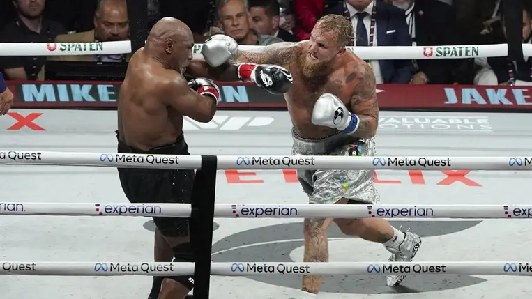  Mike Tyson korábbi profi nehézsúlyú bokszvilágbajnok és Jake Paul  amerikai Youtuberből lett bokszoló küzd a texasi Arlingtonban 2024. november 15-én. (Fotó: Timothy A. Clary/AFP)