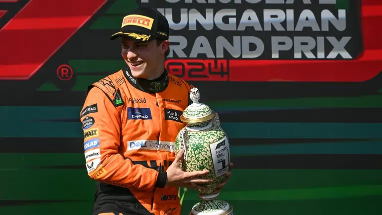 A győztes Oscar Piastri, a McLaren ausztrál versenyzője a dobogón a Forma-1-es Magyar Nagydíj eredményhirdetésén a mogyoródi Hungaroringen 2024. július 21-én. (Fotó: MTI/Czeglédi Zsolt)