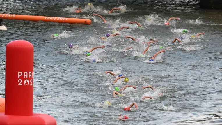 A női triatlonosok versenyének mezőnye úszik a Szajnában a 2024-es párizsi nyári olimpián a III. Sándor hídnál 2024. július 31-én. (Fotó: MTI/Czeglédi Zsolt)