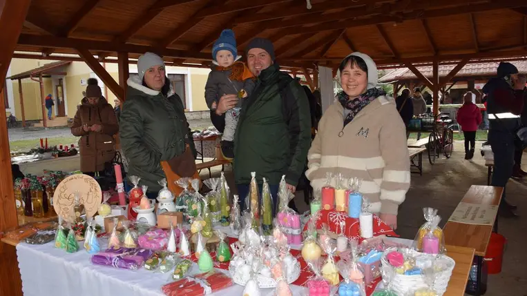Adventi vásárra készül Beregszász - Minden, ami kézműves termék. Felvételeink a tavalyi adventi vásáron készültek.