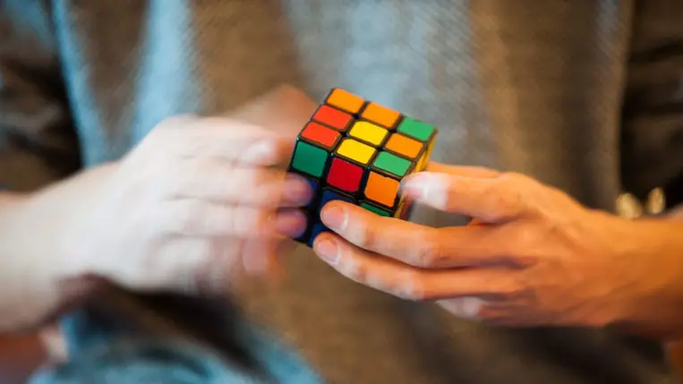 A tinédzser robotjának nem kihívás a Rubik-kocka
