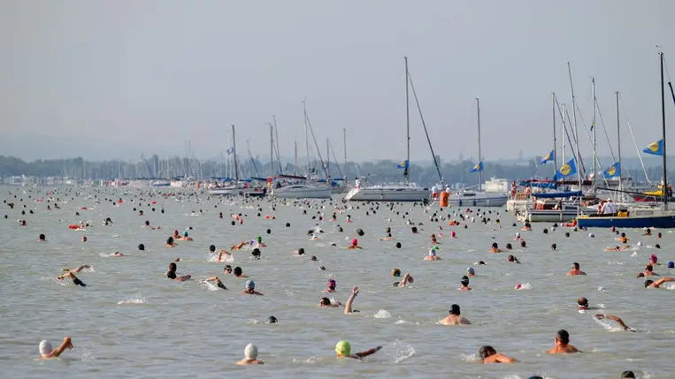 Több okból is emlékezetes marad az idei Balaton-átúszás, amelyen legalább 11 ezren vettek részt. Fotó: MTI