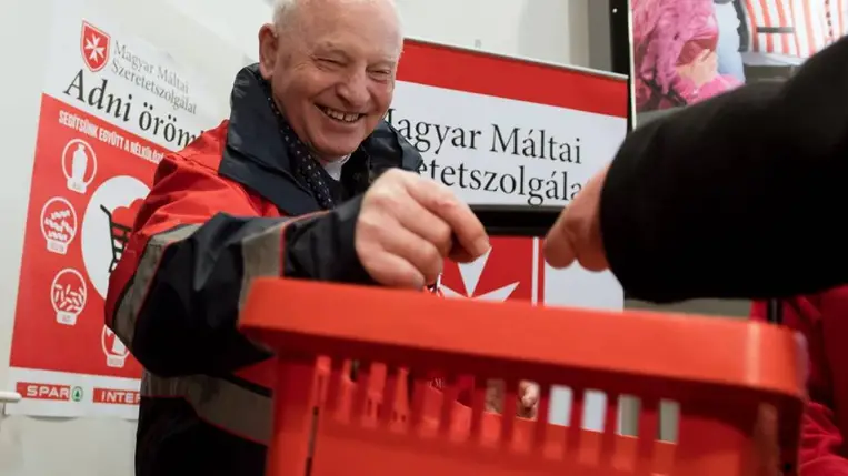 Kozma Imre atya, a Magyar Máltai Szeretetszolgálat elnöke önkéntesként részt vesz a Magyar Máltai Szeretetszolgálat Adni öröm! elnevezésű karácsonyi élelmiszergyűjtő akciójában Budapesten 2016. december 15-én (Fotó: MTI/Koszticsák Szilárd)