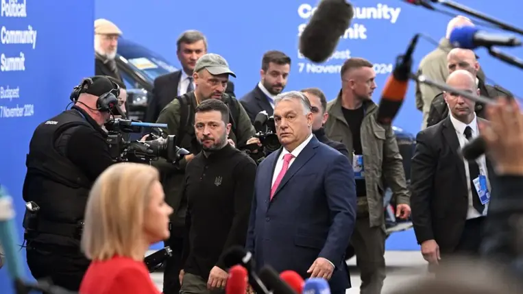 Orbán Viktor miniszterelnök (középen j) fogadja Volodimir Zelenszkij ukrán elnököt (középen b) az Európai Politikai Közösség (EPC) budapesti tanácskozásán a Puskás Arénában 2024. november 7-én (Fotó: MTI/Koszticsák Szilárd).