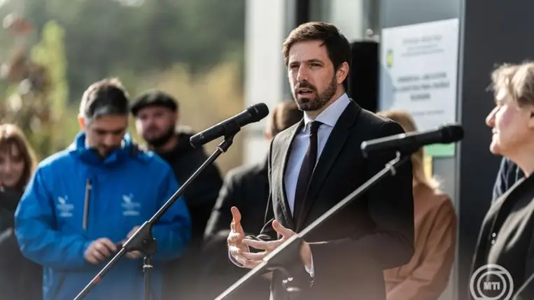 Magyar Levente, a KKM parlamenti államtitkára beszédet mond a magyar kormány támogatásával épült, szolgáltató központ avatásán a Kijev megyei Szinyák településén 2024. október 19-én. MTI/Király Márton