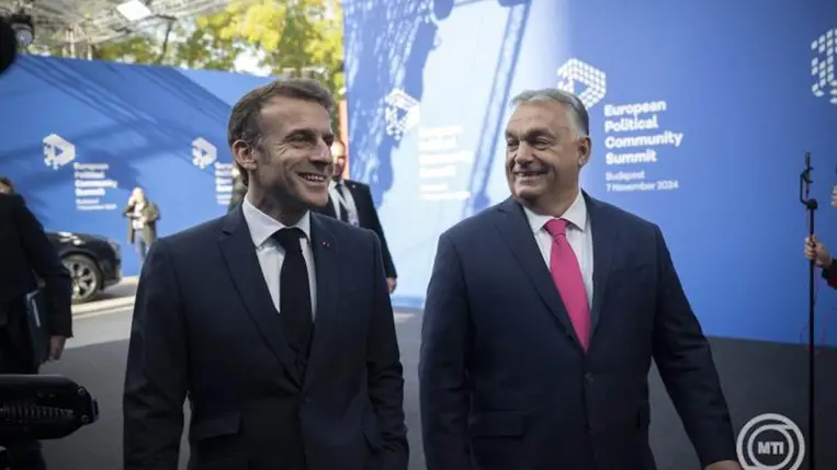  A Miniszterelnöki Sajtóiroda által közreadott képen Orbán Viktor miniszterelnök (j) fogadja Emmanuel Macron francia elnököt (b) az Európai Politikai Közösség (EPC) budapesti tanácskozásán a Puskás Arénában 2024. november 7-én. MTI/Benko Vivien Cher