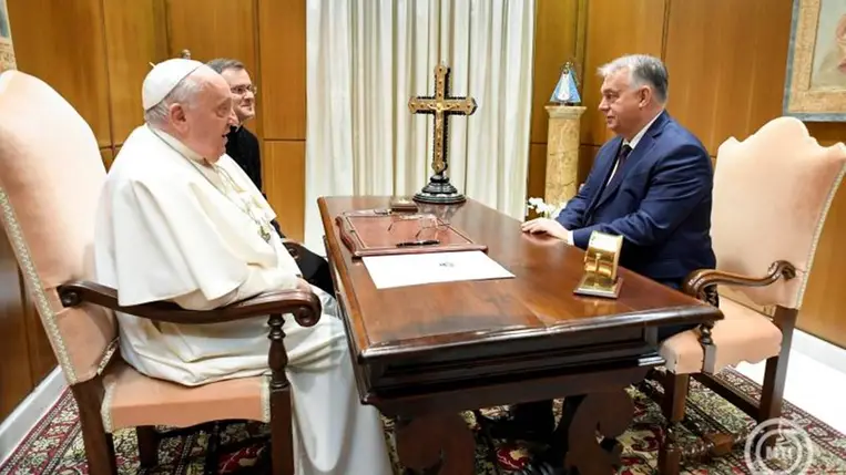 Ferenc pápa (b) audiencián fogadja Orbán Viktor miniszterelnököt (j) a Vatikánban 2024. december 4-én (Fotó: MTI/Vatican Media)