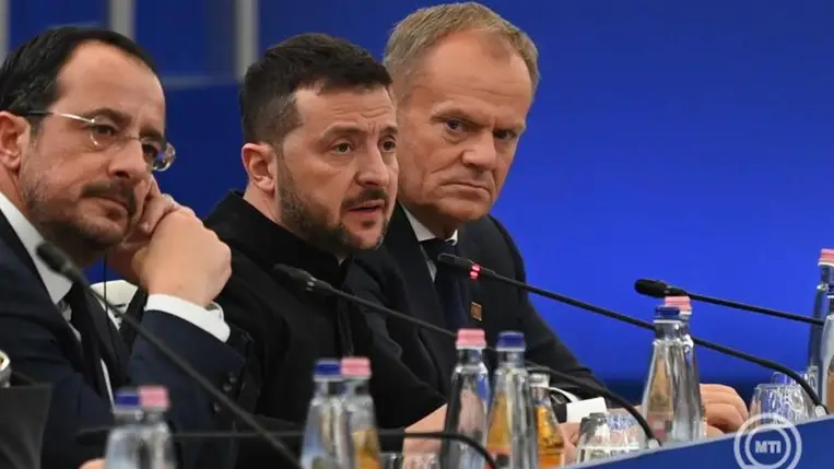  Volodimir Zelenszkij ukrán elnök (k), Nikosz Hrisztodulidesz ciprusi elnök (b) és Donald Tusk lengyel miniszterelnök (j) az Európai Politikai Közösség (EPC) budapesti tanácskozásán a Puskás Arénában 2024. november 7-én. MTI/Máthé Zoltán