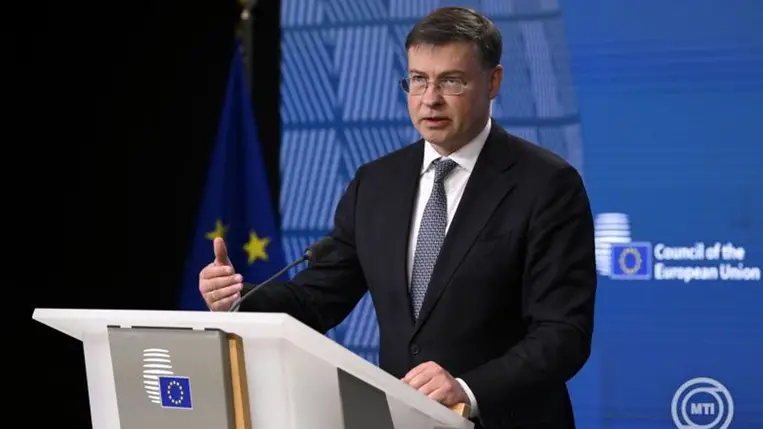 Valdis Dombrovskis, az Európai Bizottság ügyvezető alelnöke, kereskedelempolitikáért felelős uniós biztos az uniós tagországokat tömörítő Külügyek Tanácsa (KÜT) brüsszeli ülése után tartott sajtótájékoztatón 2024. november 21-én. MTI/Purger Tamás