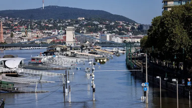 A drónnal készült felvételen levonuló árhullám a Rába (j) és a Mosoni-Duna győri belvárosi szakaszán 2024. szeptember 22-én. (Fotó: MTI/Krizsán Csaba)