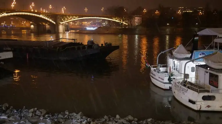 Hajóbaleset a Margit hídnál. Fotó: MTI/Mihádák Zoltán