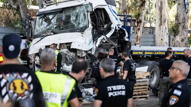 Több tucat, egy katonai támaszpont közelében fekvő buszmegállóban várakozót megsebesített meg egy a gyanú szerint szándékosan gázoló kamion sofőrje Izraelben (Fotó: Getty Images/ Mostafa Alkharouf/Anadolu)