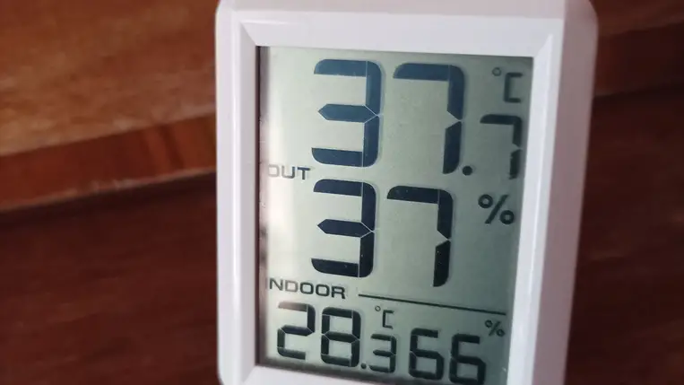 Házi hőmérőnk ezt mutatta 2024.07.16-án délután. Fotó: Kárpátinfo/Kovács Elemér